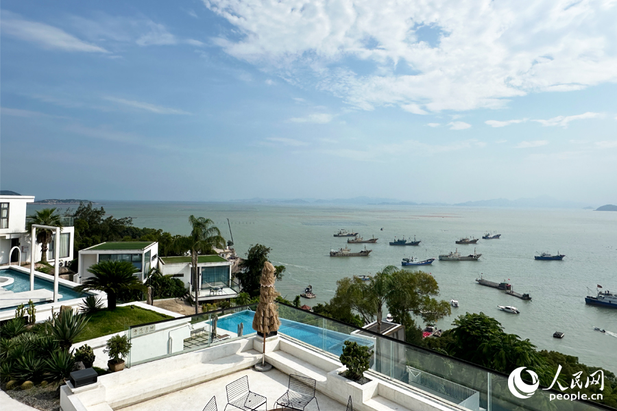 推窗見(jiàn)海、臥床聽(tīng)潮，霞浦東壁村的民宿已成為當(dāng)?shù)氐摹敖鹱终信啤?。人民網(wǎng)記者 劉卿攝