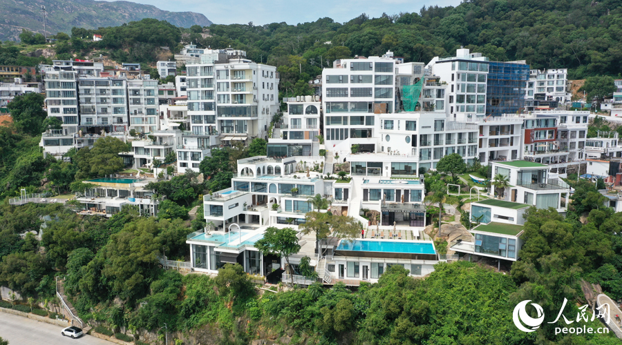 經(jīng)過(guò)近十年發(fā)展，霞浦東壁村的民宿群越來(lái)越壯觀。人民網(wǎng)記者 蘭志飛攝