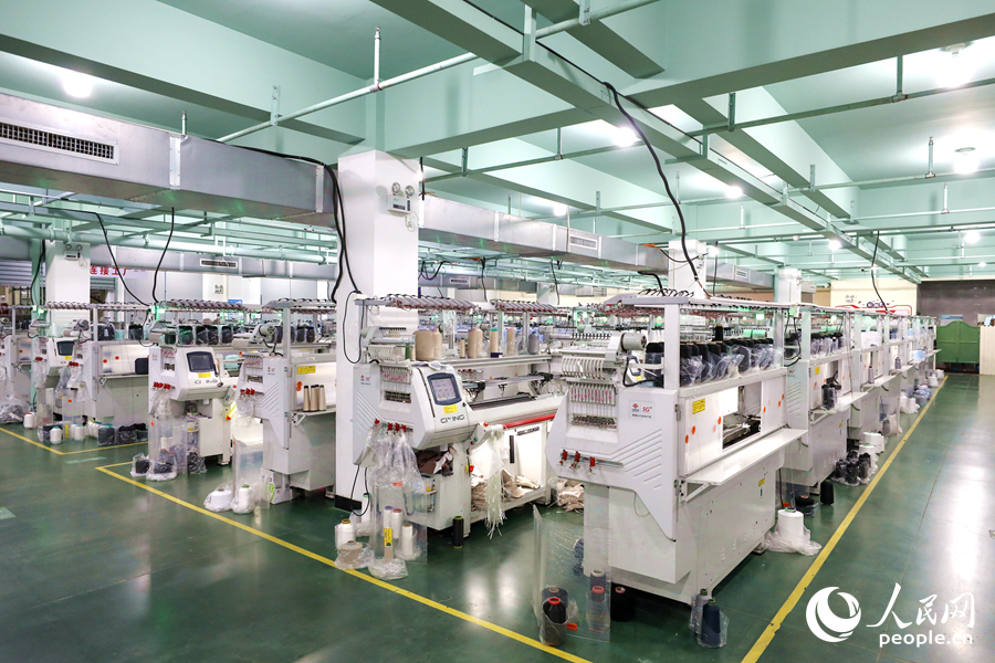 福建坤英奇新材料科技有限公司的5G全連接工廠里，每片飛織鞋面都有自己的“身份證”。人民網(wǎng) 陳永整攝