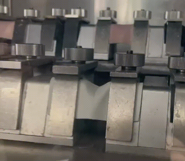 福建中裕新材料技術(shù)有限公司的檢測中心里，鞋革樣品正經(jīng)歷檢測。人民網(wǎng)記者林盈 攝