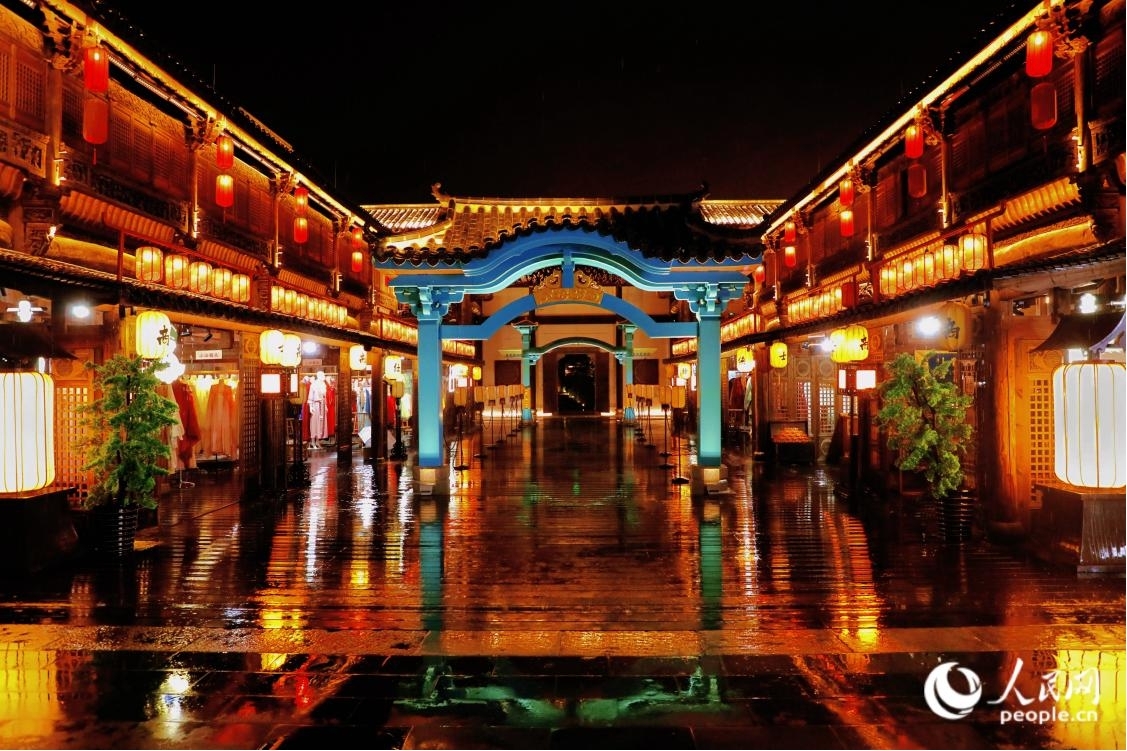 武夷夢華錄是風景道沿線一顆璀璨奪目的“夜明珠”，結(jié)合現(xiàn)代潮流審美的真實街景，仿佛再現(xiàn)兩宋時期的閩北盛景。人民網(wǎng) 李唯一攝