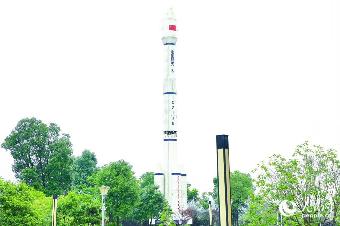 在南平航天體驗館外，比例為1：2的長征3號B型火箭模型巍然矗立。人民網(wǎng) 李唯一攝