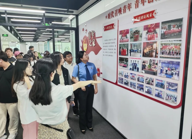 現(xiàn)場參觀。