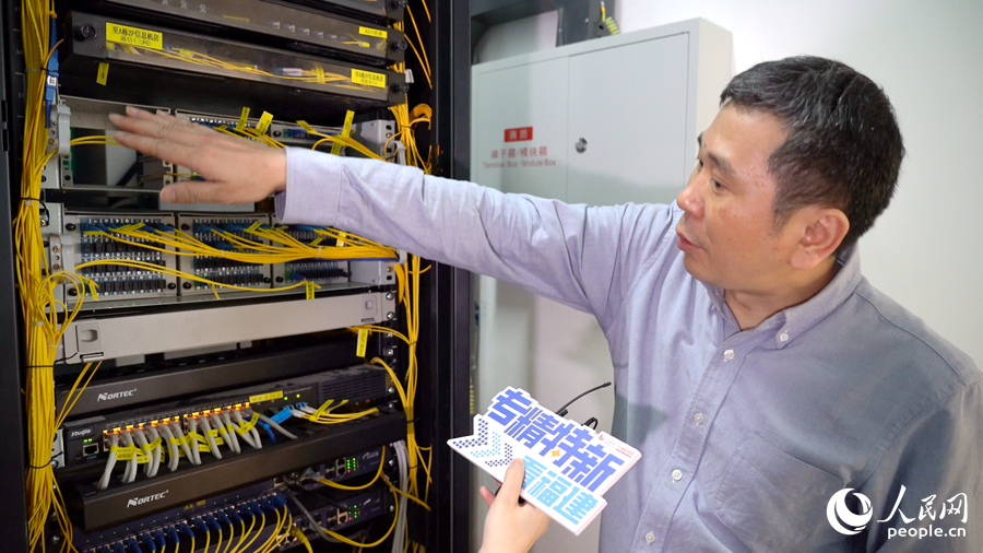 星網(wǎng)銳捷光通訊事業(yè)部高級市場經(jīng)理金海翔向記者介紹“全光解決方案”的優(yōu)勢。人民網(wǎng)記者 蘭志飛攝