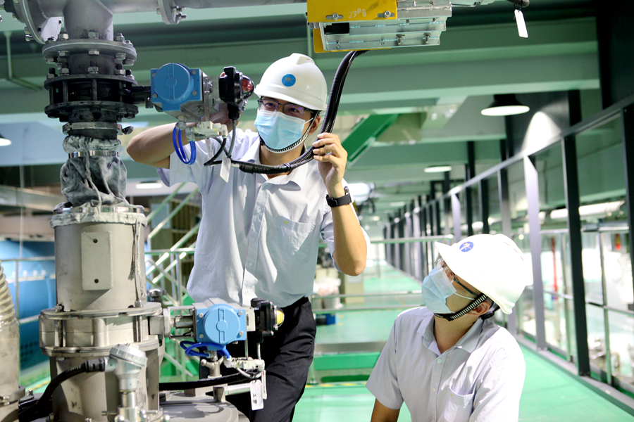 廈鎢新能海璟基地正極材料生產(chǎn)車間，工程師們正在對高混工序的混合倉設備進行點檢確認。廈鎢新能供圖