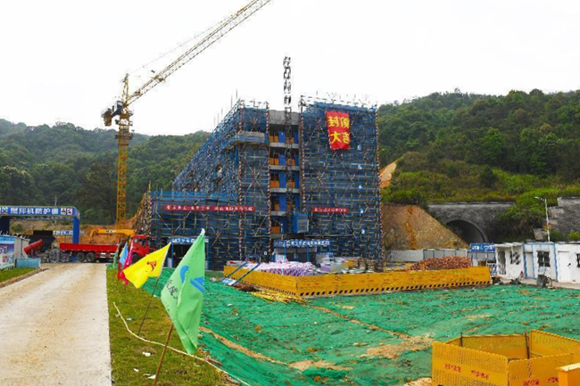 六融運動服裝制造產業(yè)鏈項目建設現(xiàn)場。王琨攝