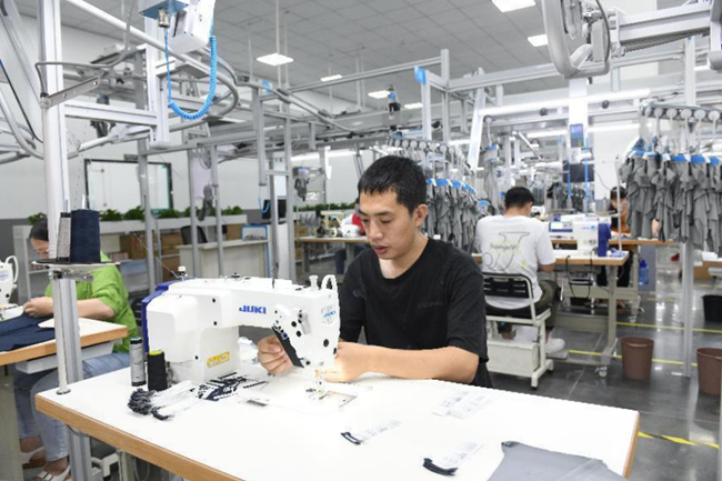 成衣孵化器車(chē)間生產(chǎn)忙。王琨攝