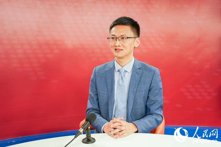 大都會(huì)人壽福建分公司總經(jīng)理周杰做客人民網(wǎng)福建演播室。人民網(wǎng)記者 蘭志飛攝