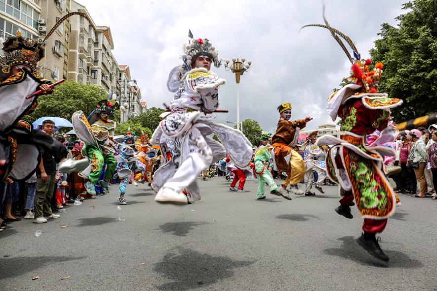 第三十三屆海峽兩岸（福建東山）關(guān)帝文化旅游節(jié)期間，當(dāng)?shù)嘏e辦民俗踩街活動。劉漢添攝