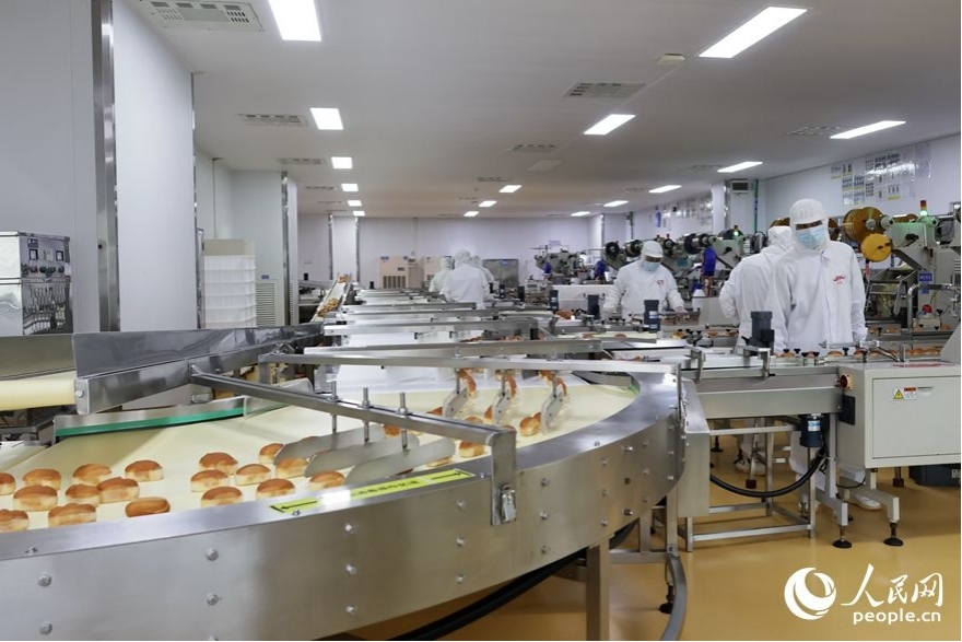 實現(xiàn)全自動化生產(chǎn)后，只需少數(shù)工人對一些工序進行品控。人民網(wǎng) 李昌乾