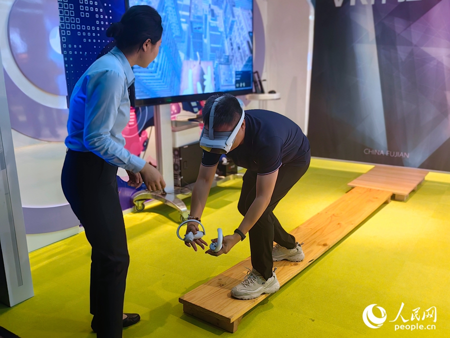 VR體驗“高空救援”。人民網(wǎng) 葉青卿攝