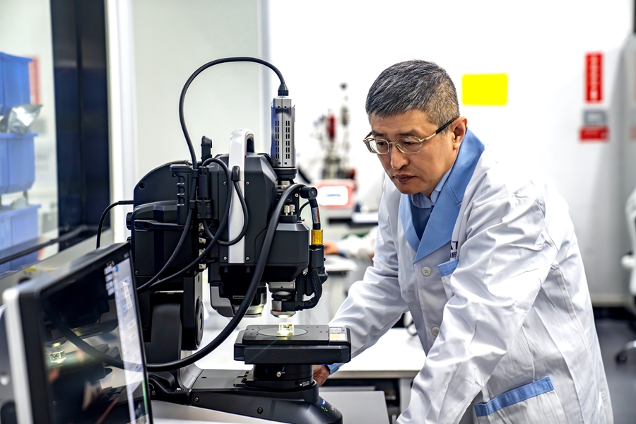 吳凱在研究動(dòng)力電池技術(shù)細(xì)節(jié)。寧德時(shí)代供圖