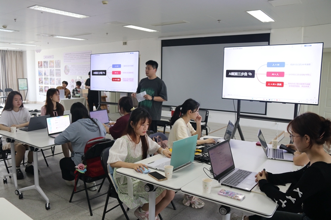 4.福州市海峽女性就業(yè)創(chuàng)業(yè)服務中心為女大學生們演示“有福之知識庫”的應用。