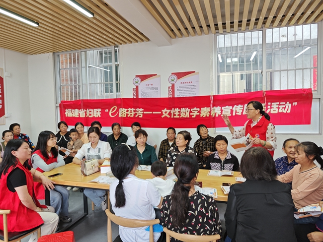 3.在寧德，巾幗志愿者為中老年女性展示AI變聲與“家人換臉”等新型詐騙案例，增強防范詐騙與網絡安全意識。