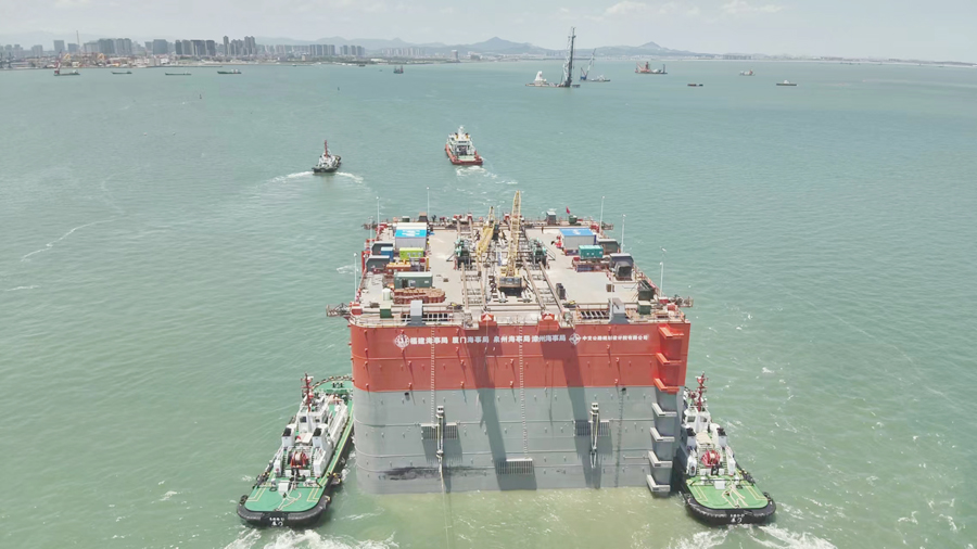 廈金大橋（廈門段）項目首個水下基礎(chǔ)構(gòu)件東錨碇鋼沉井（前井）通過浮運拖帶的形式成功運輸至A1標(biāo)段施工水域預(yù)定點位。廈門海事局供圖