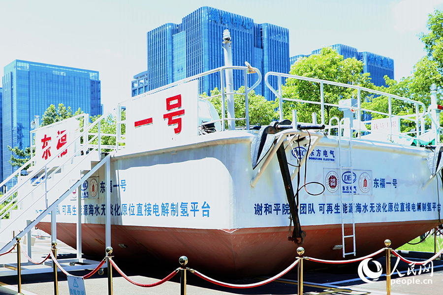 全球首個海上風電海水無淡化原位直接電解制氫平臺目前已回收存放于東福研究院園區(qū)內。人民網(wǎng) 李唯一攝