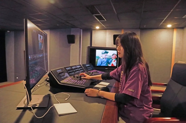 工作人員在修復(fù)老電影。