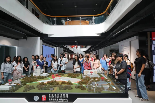 為參觀人員講解數(shù)字電影。