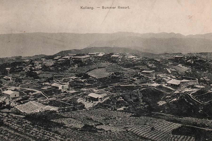 1900-1910年拍攝的鼓嶺避暑地全景，可見萬(wàn)國(guó)公益社等建筑。福州市鼓嶺旅游度假區(qū)管理委員會(huì)供圖