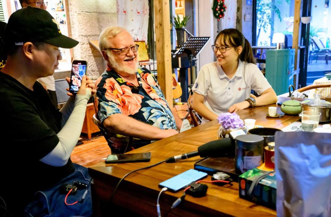 李·加德納（中）在香悅云舍品福州茉莉花茶，與鼓嶺青年相談甚歡。受訪者供圖