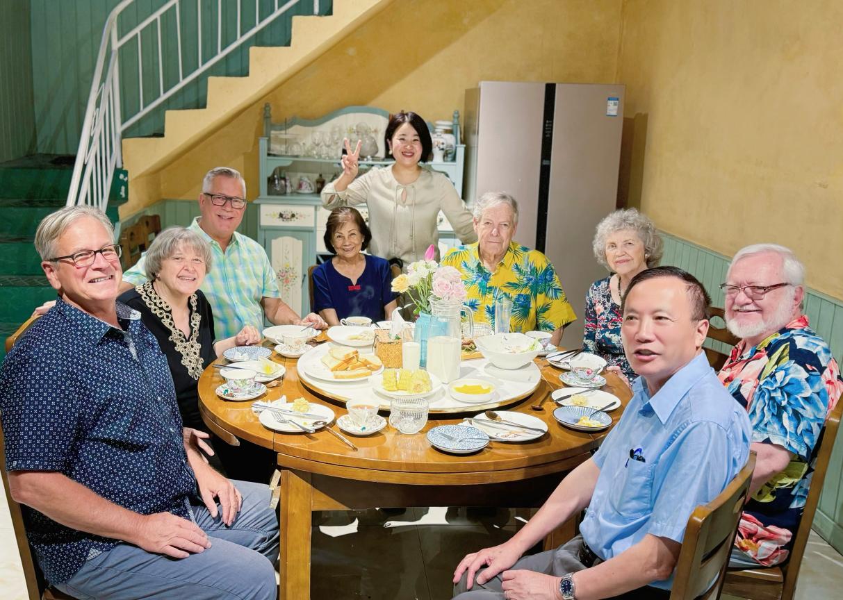 “鼓嶺之友”部分成員重回故地，王曉靜（后排站立者）與他們?cè)诟Ｖ莨膸X再度團(tuán)聚。受訪者供圖