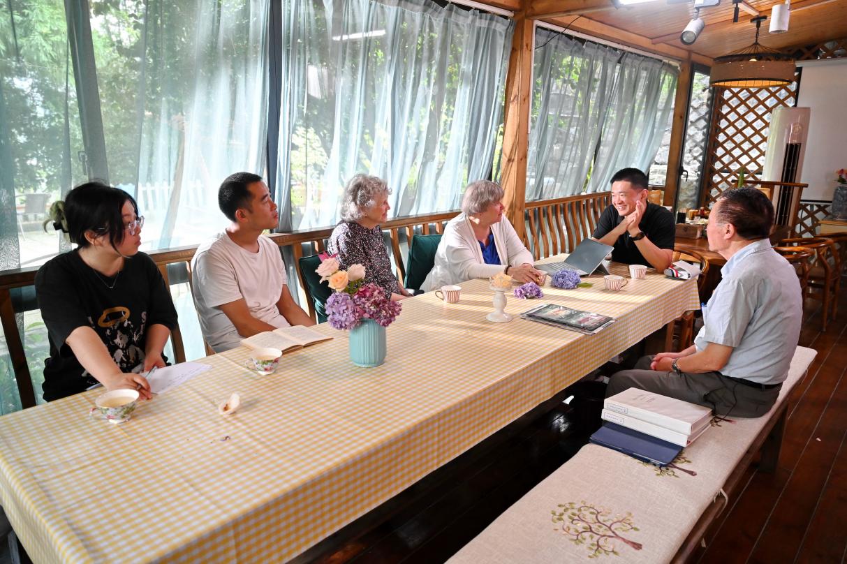 郭慶（右一）與中外鼓嶺文化研究專家在討論中。受訪者供圖