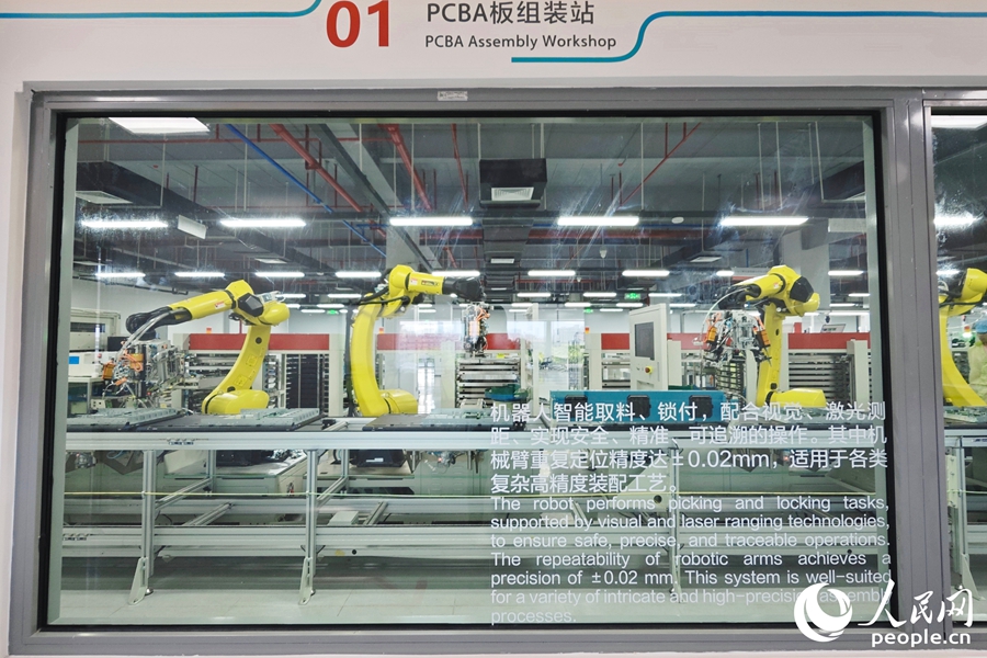 智能工廠車間內(nèi)，機(jī)械臂正在“工作”。人民網(wǎng) 黃東儀攝