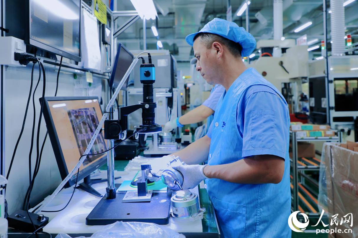 福州泰全工業(yè)有限公司生產(chǎn)車間內(nèi)，工作人員正在對馬達(dá)產(chǎn)品進行測試。人民網(wǎng) 李唯一攝