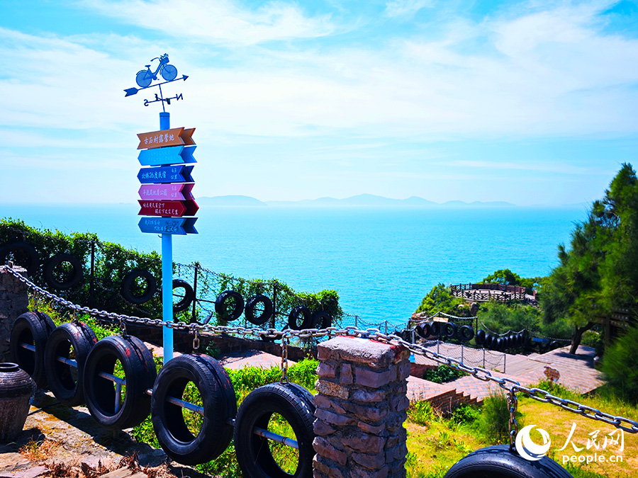 天氣晴好時(shí)，從古石村的濱海漫步道望向“海那邊”，馬祖列島的輪廓肉眼可見(jiàn)。人民網(wǎng) 黃東儀攝