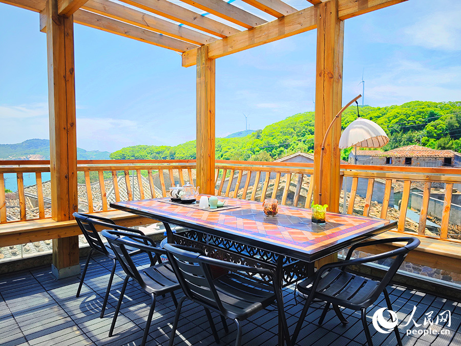 白天可看海，夜晚可看星星的民宿露臺(tái)。人民網(wǎng) 黃東儀攝