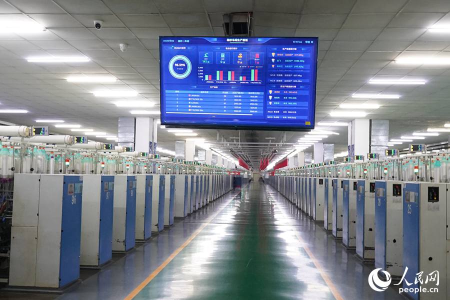 金源紡織5G智慧工廠(chǎng)細(xì)紗車(chē)間。人民網(wǎng)記者 蘭志飛攝