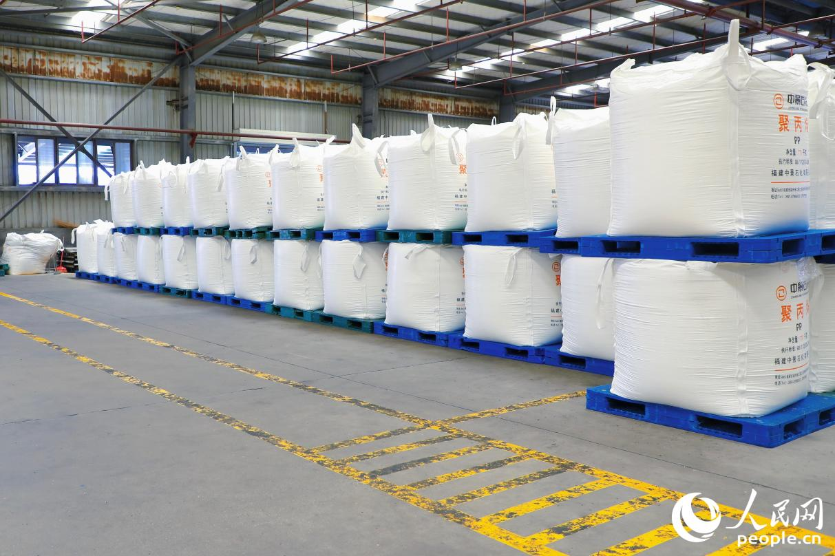 倉庫內(nèi)成袋包裝、等待運(yùn)出的聚丙烯。人民網(wǎng) 李唯一攝