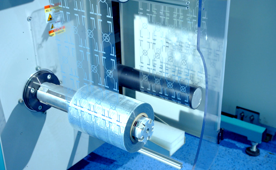 在信達物聯(lián)的車間里，自動化設(shè)備正在生產(chǎn)“電子標簽”。信達物聯(lián)供圖