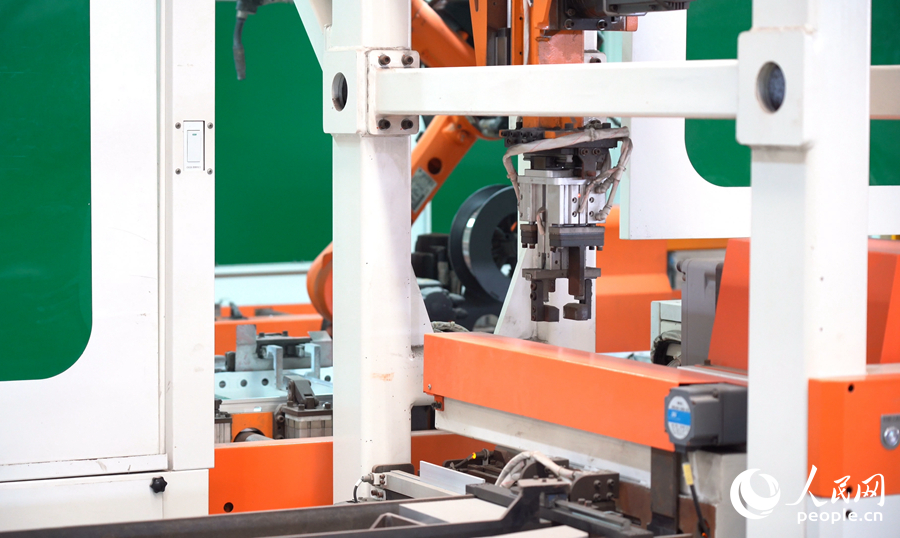 南鋁結(jié)構(gòu)的鋁模板智能自動化生產(chǎn)線。人民網(wǎng)記者 蘭志飛攝