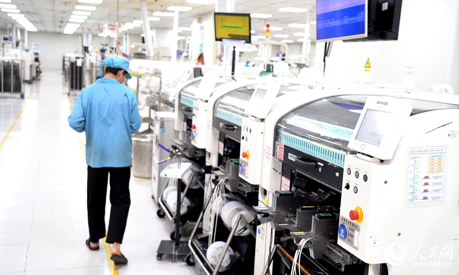 星網(wǎng)銳捷全流程智能制造系統(tǒng)生產(chǎn)線。人民網(wǎng)記者 蘭志飛攝