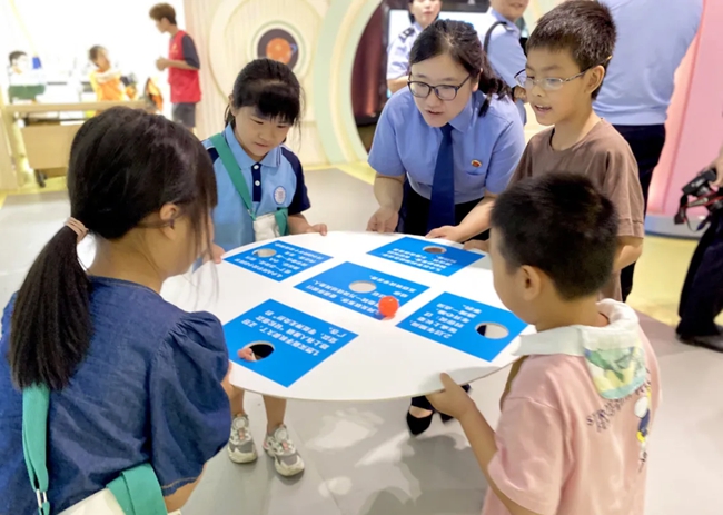 泉州市檢察院聯(lián)合市委政法委、共青團市委等部門建設“泉州市青少年社會保護中心”，列入泉州市委、市政府“為民辦實事”項目。泉州市檢察院供圖