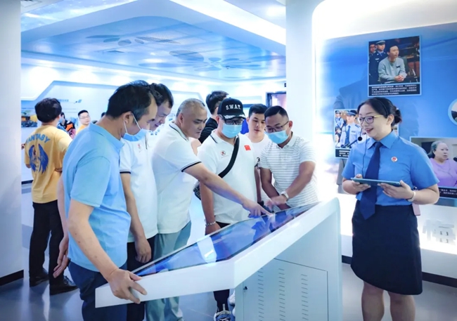 民營(yíng)企業(yè)組織員工到泉州（晉江）非公企業(yè)法治教育基地開(kāi)展廉潔文化、法治文化教育。泉州市檢察院供圖