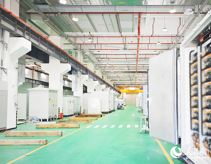 在時代星云智慧儲能產(chǎn)業(yè)園內(nèi)，各式各樣的儲能設(shè)施令人目不暇接。人民網(wǎng) 黃東儀攝