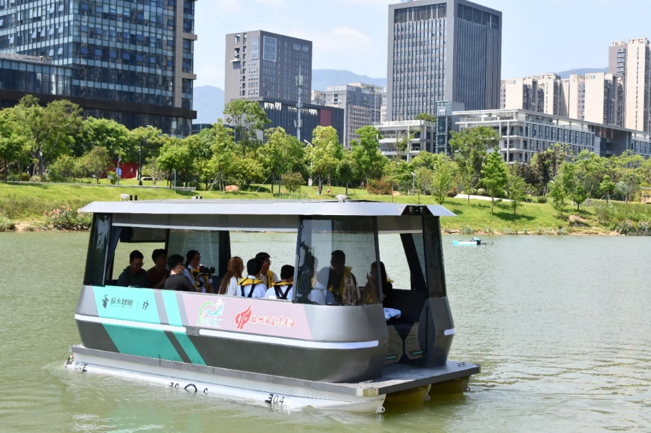 臺(tái)灣青年人才感受坐無(wú)人駕駛游船。