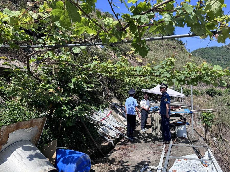 執(zhí)法人員在處理違章搭建。黃炫禎攝