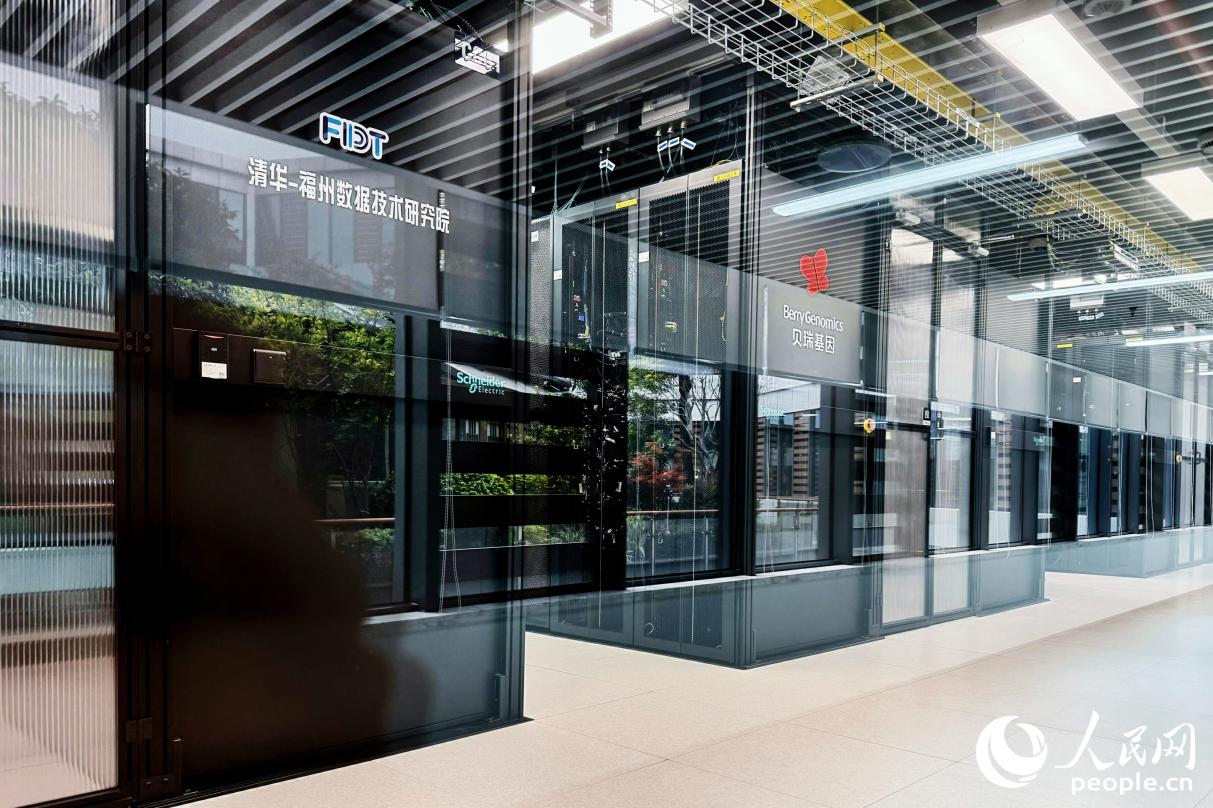 位于福州新區(qū)的福建省超算中心機(jī)房。人民網(wǎng) 李唯一攝