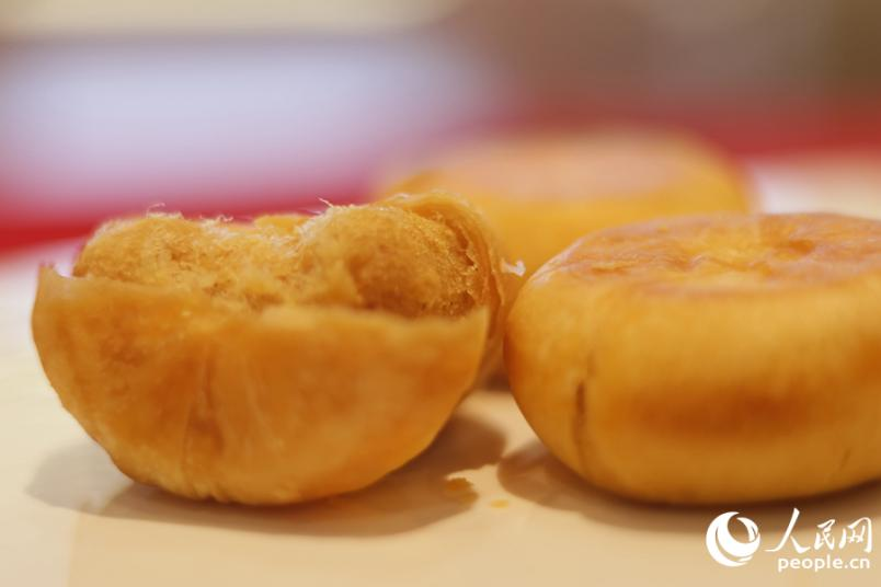 皮包餡多的肉松餅。人民網(wǎng) 李昌乾攝