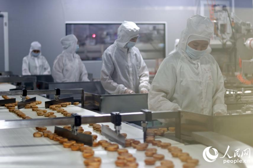 生產(chǎn)線上，工人們正在進(jìn)行品控。人民網(wǎng) 李昌乾攝