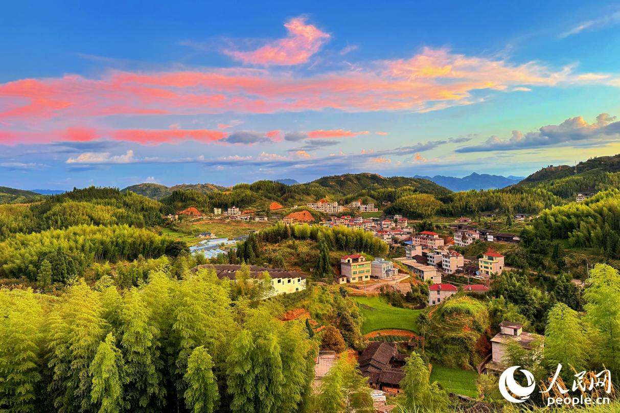 夜幕將至，大田縣屏山鄉(xiāng)殷紅晚霞浸染天際。人民網(wǎng) 李唯一攝