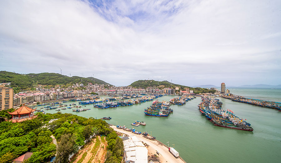 7月24日，福建連江縣黃岐國(guó)家中心漁港內(nèi)，漁船全部進(jìn)港避風(fēng)。程慶雄攝