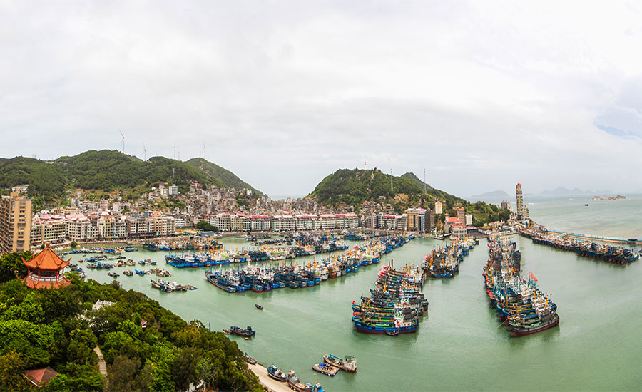 月24日，福建連江縣黃岐國(guó)家中心漁港內(nèi)，漁船全部進(jìn)港避風(fēng)。程慶雄攝