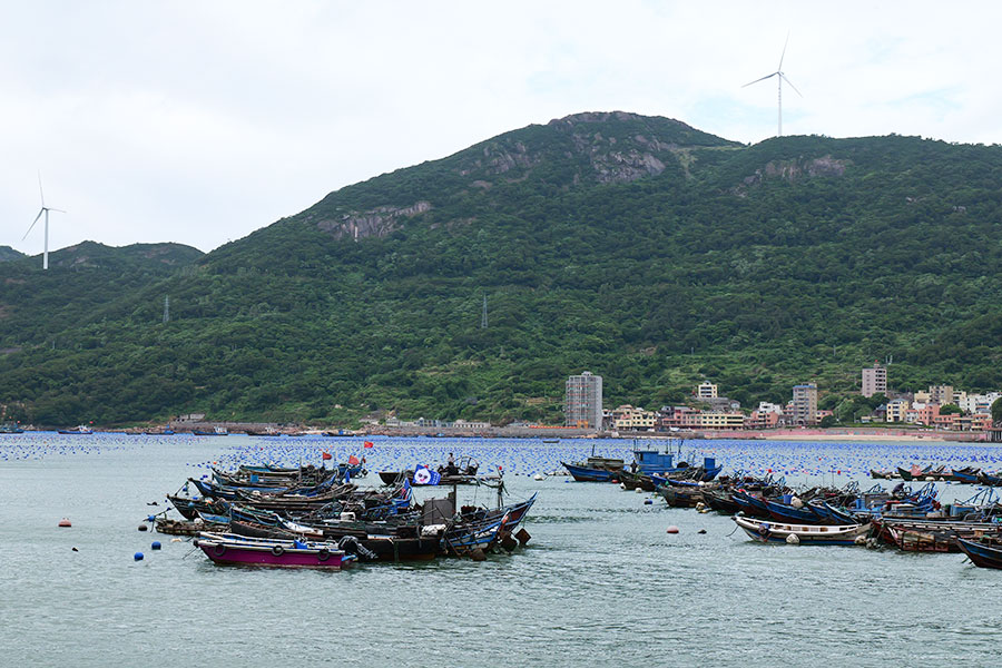 7月24日，福建連江縣安凱鄉(xiāng)漁船全部進(jìn)港避風(fēng)。陳成志攝