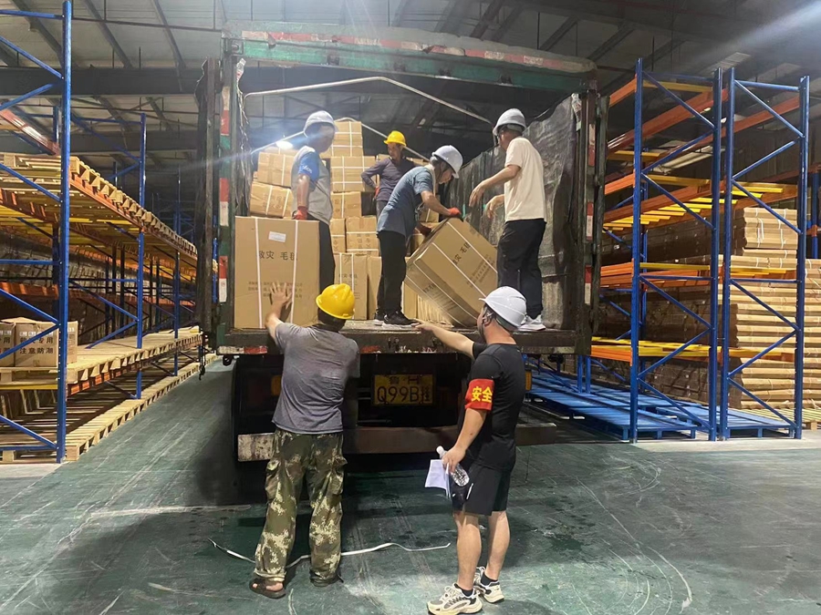 工人連夜調(diào)運救災物資。福建省應急管理廳供圖