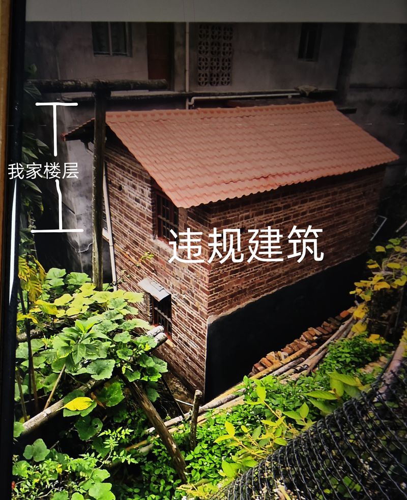 黃先生家位于二樓，違建完全遮擋了房屋的通風(fēng)和采光。訴求人供圖