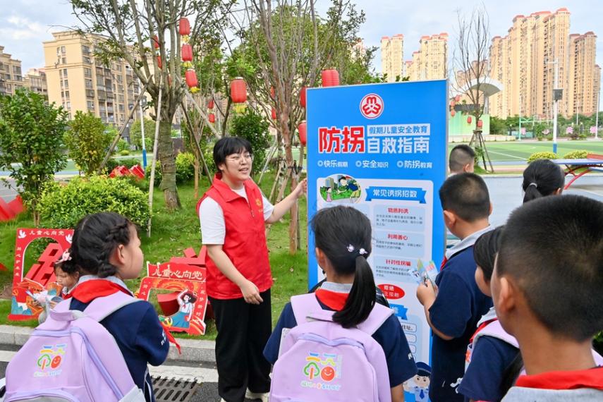 福州市婦聯(lián)組織巾幗志愿者向孩子們宣傳普及防拐自救安全知識(shí)。福州市婦聯(lián)供圖